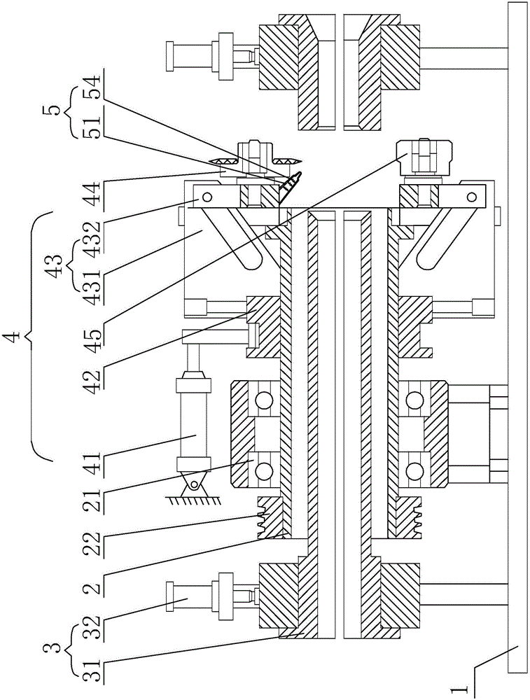 Clipping device for pipes