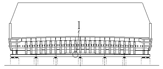 Electrolytic tank structure for preventing upwarp of tank shell during the start-up period of electrolytic tank