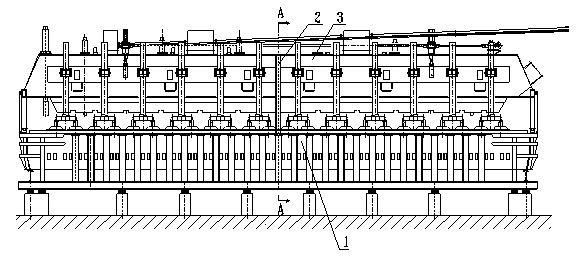 Electrolytic tank structure for preventing upwarp of tank shell during the start-up period of electrolytic tank