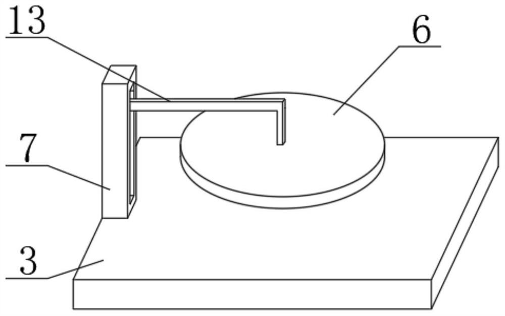 A kind of rotating and striking walnut shell breaking equipment