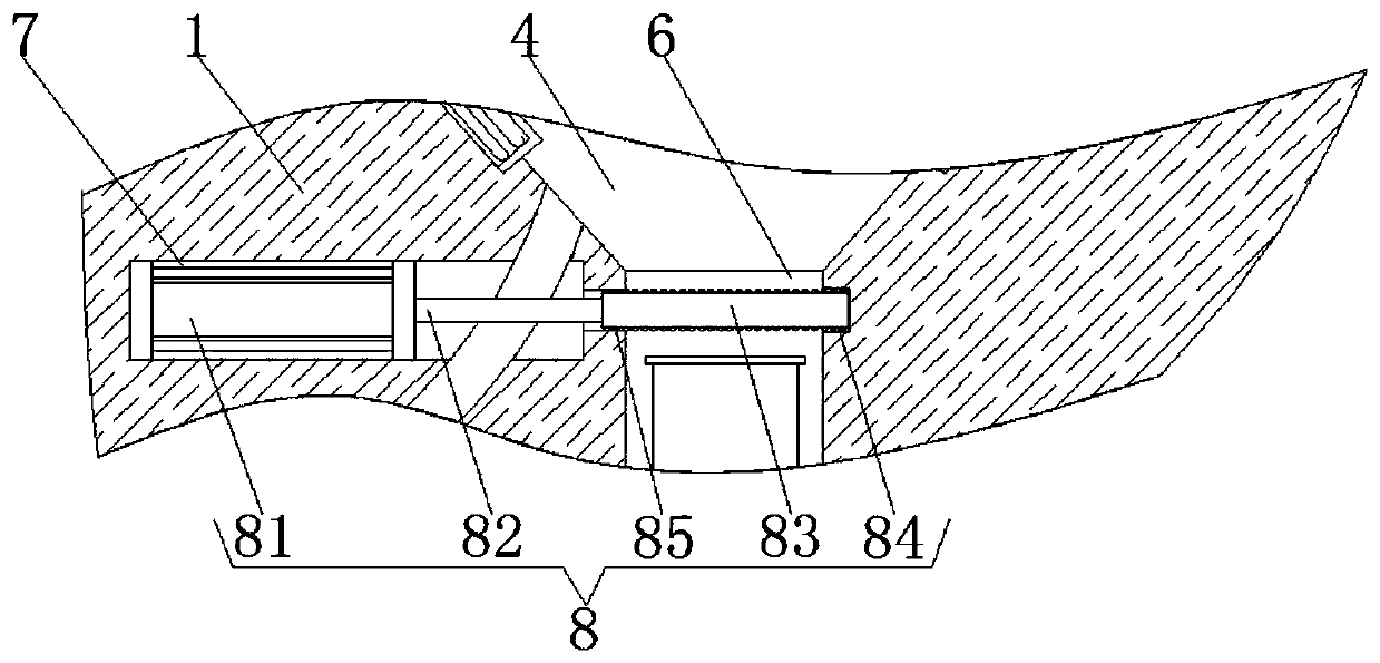 A flattening device that can clean up waste liquid for recycling cans