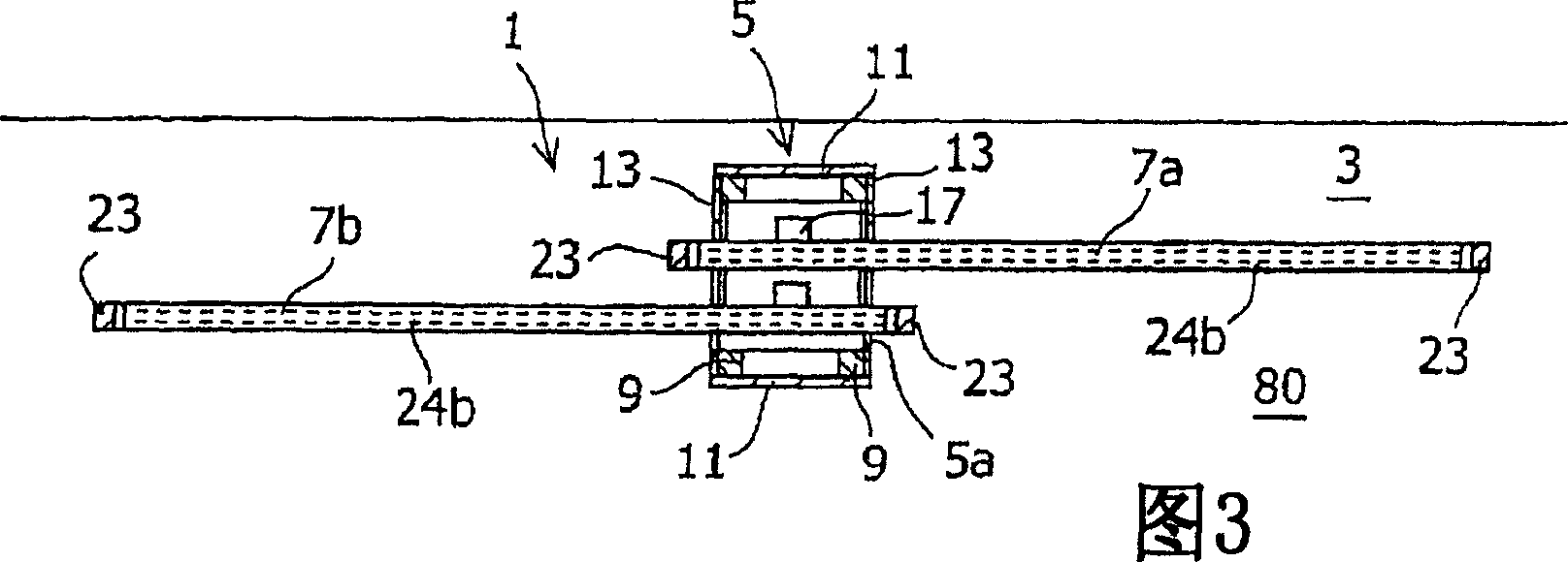 Movable fence and method of opening/closing movable fence