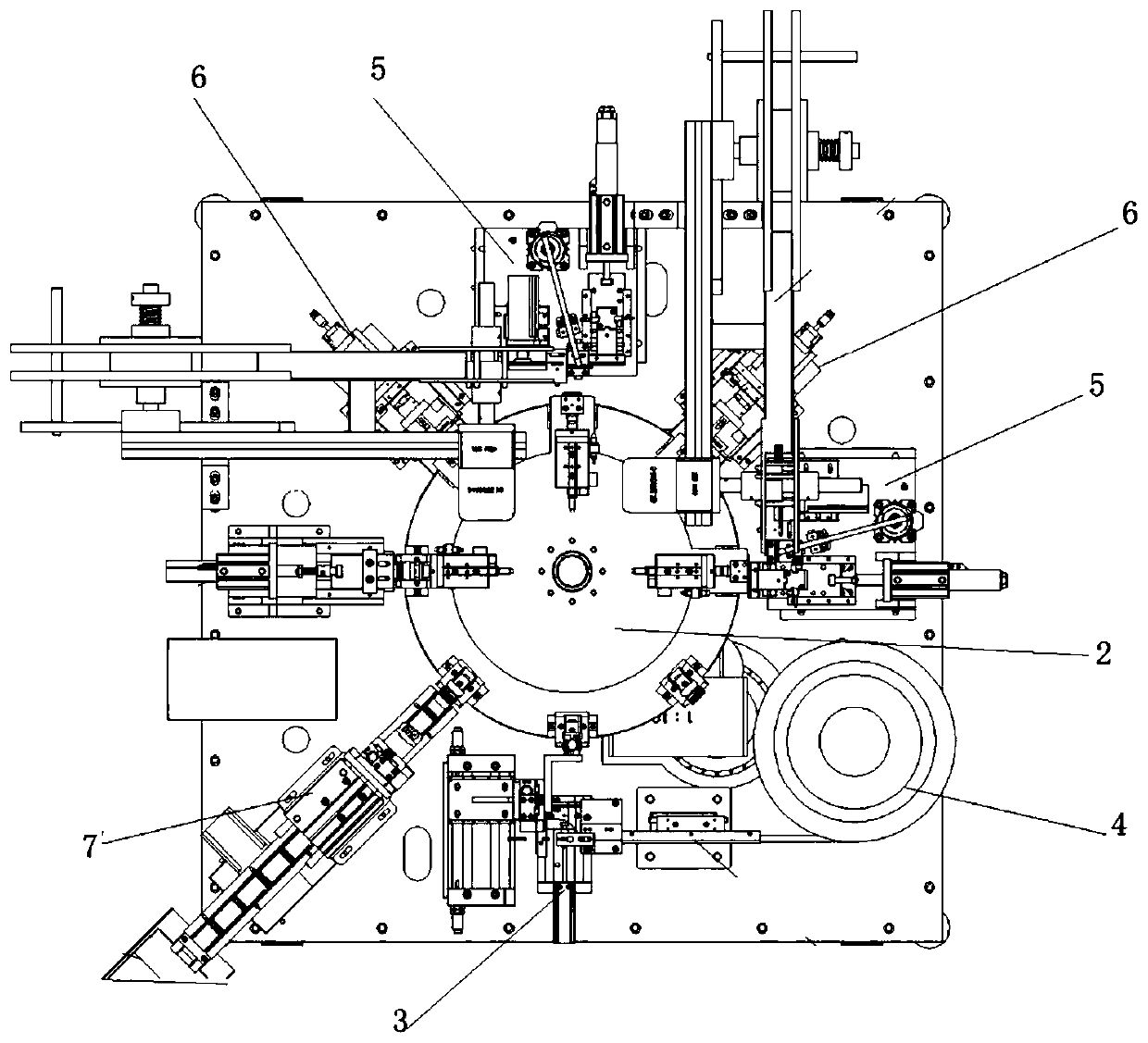 Full-automatic double-layer-label labeling machine and labeling method thereof