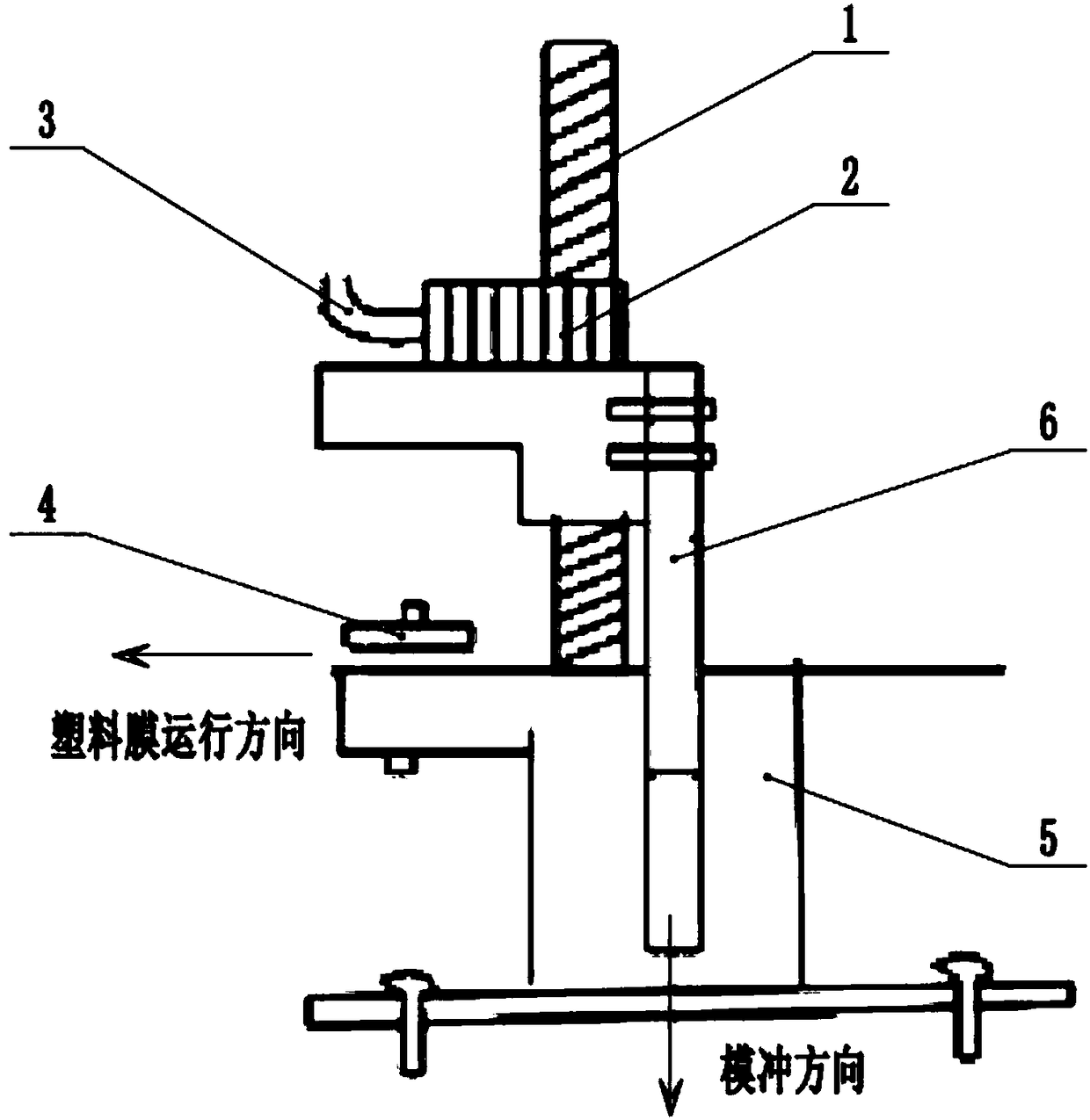 Cut-off device and method for plastic composite packaging bag bag-making