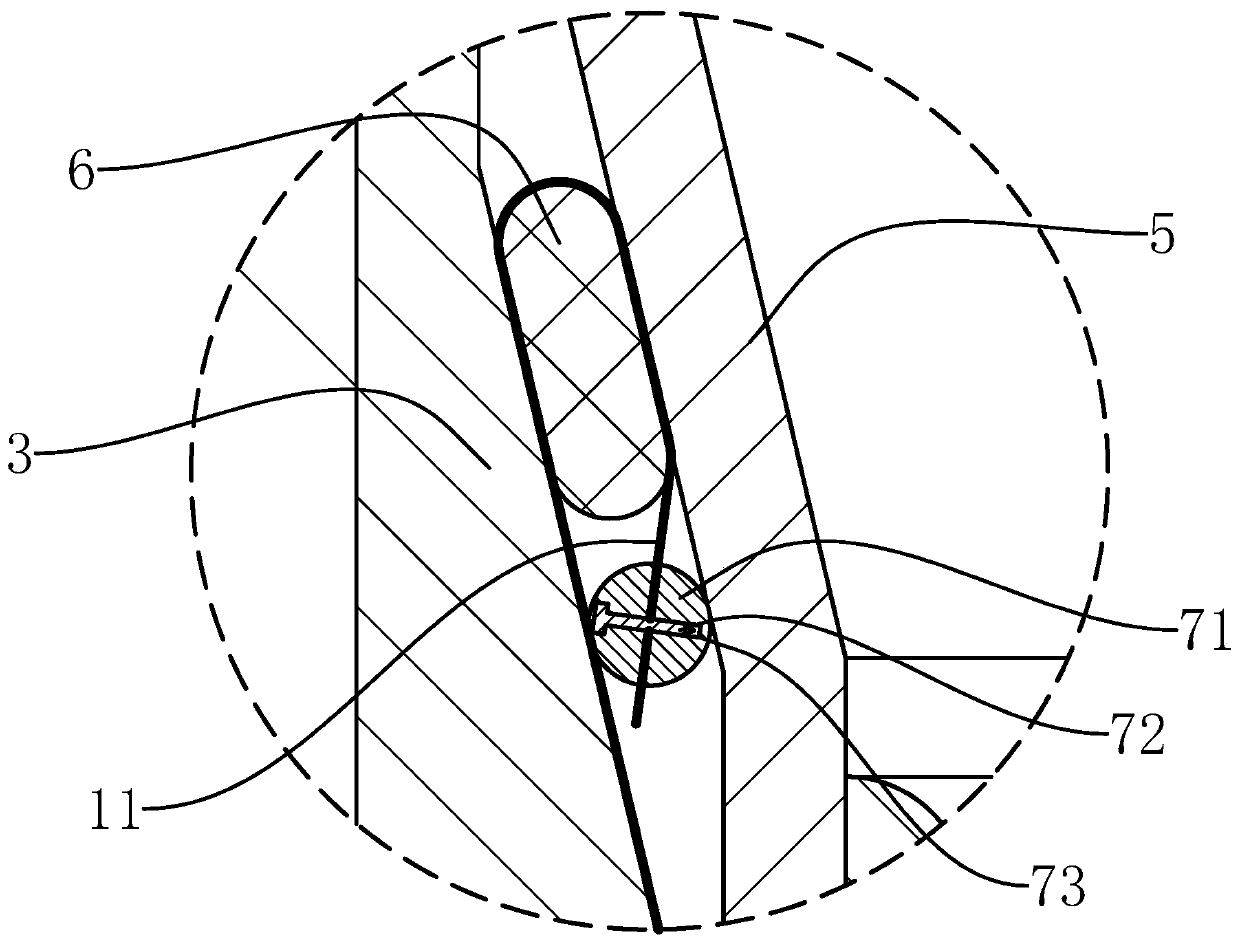 A feed opening fixing device and using method thereof