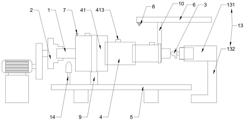 Laser cladding device and laser cladding method for slender workpiece