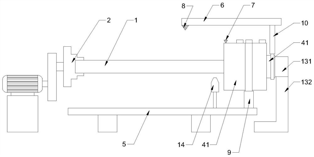 Laser cladding device and laser cladding method for slender workpiece