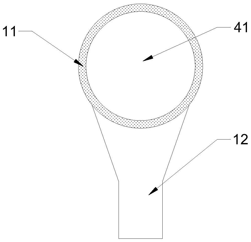 Laser cladding device and laser cladding method for slender workpiece