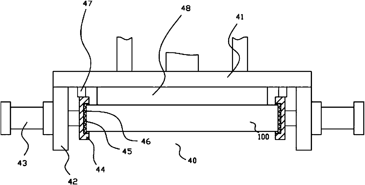 Hardware plate oil immersion device with automatic moving and feeding structure