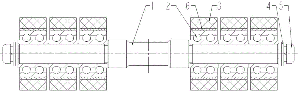 Rough yarn feeding type rear top roller rubber roller device and ring spinning frame with same