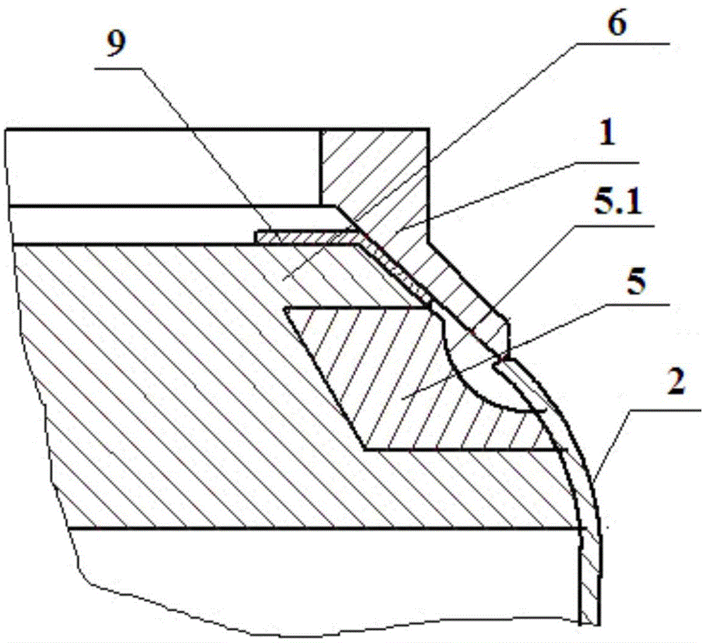 Welding process for ensuring smooth transition and molding of ellipsoidal circular seam and auxiliary welding clamp thereof