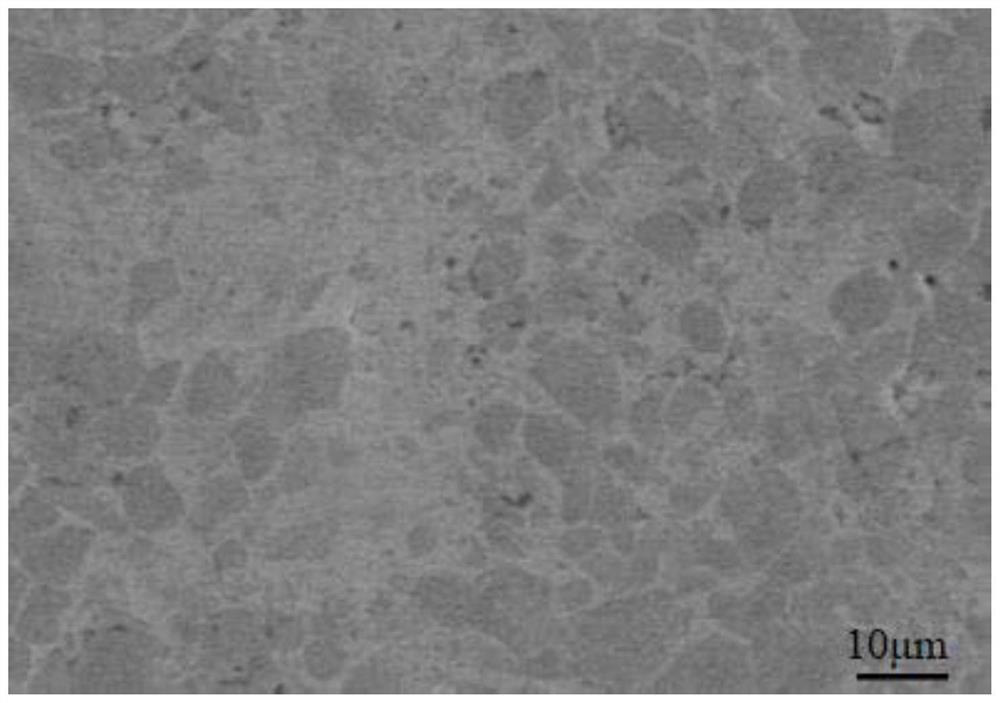 Wear-resistant and corrosion-resistant spray coating on valve flow surface and preparation method thereof