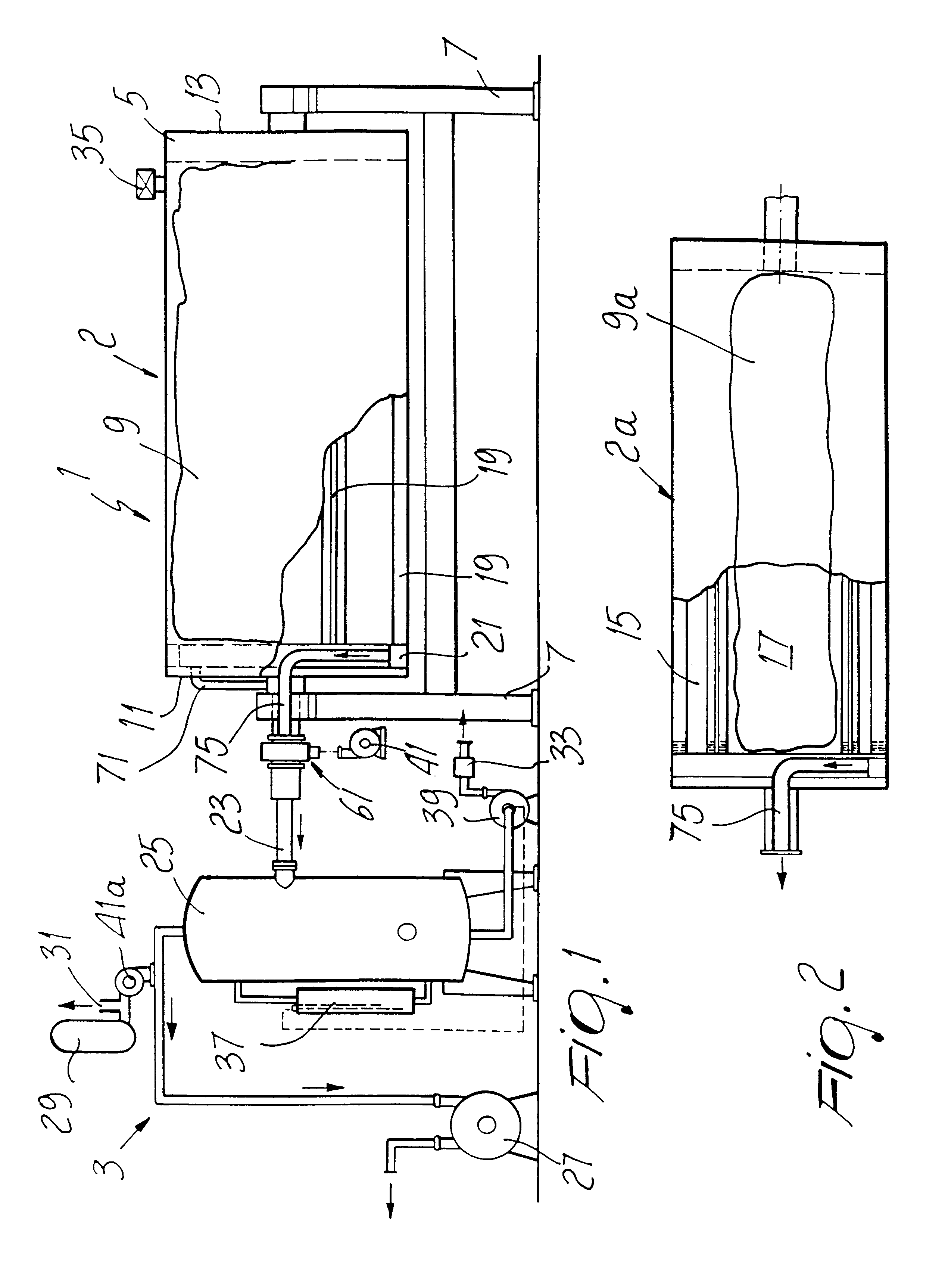 Apparatus for separating liquid and solid substances, particularly for extracting juice from fruit and the like