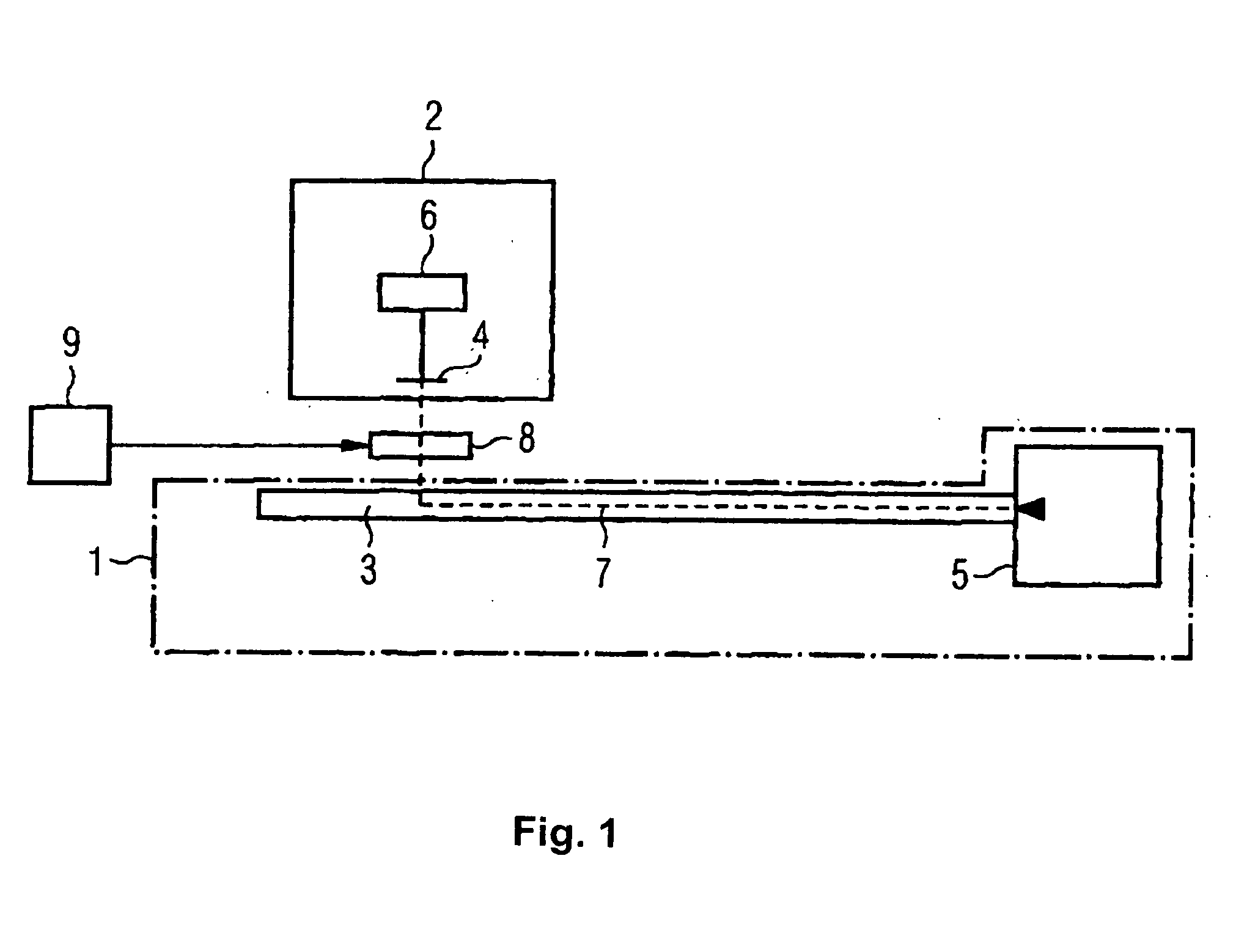 Device for optical signal transmission between two units movable relative to each other