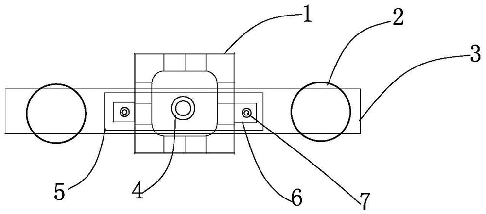 Structure and method for lowering steel cofferdam through drilling platform steel pipe piles