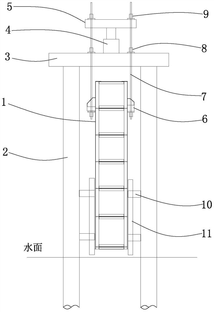 Structure and method for lowering steel cofferdam through drilling platform steel pipe piles