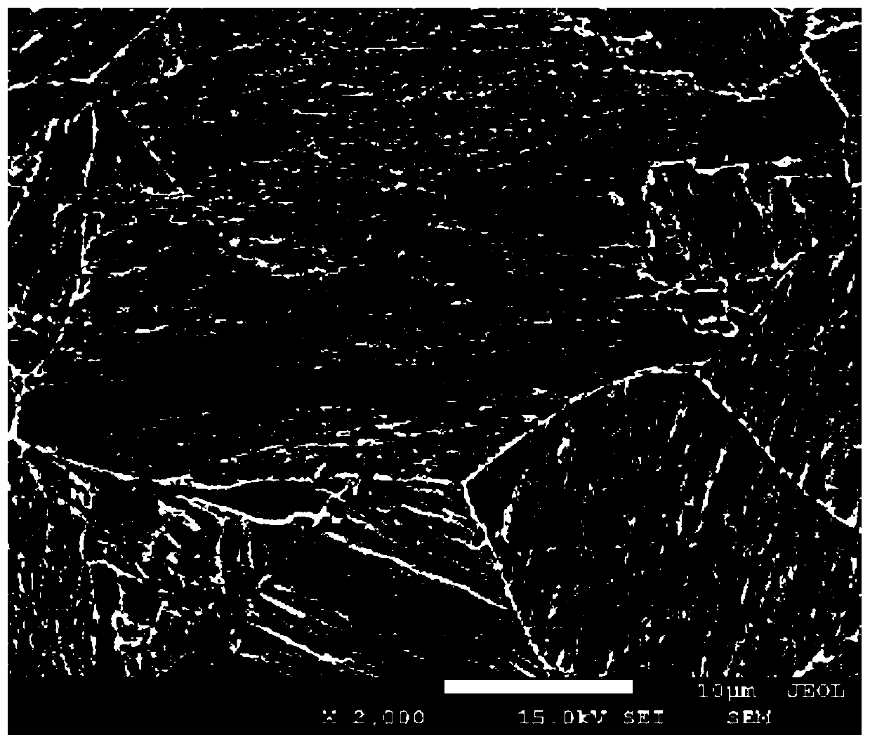 Large-thickness lamellar tearing-resistant high-strength steel plate with 960 MPa-level yield strength and production method thereof