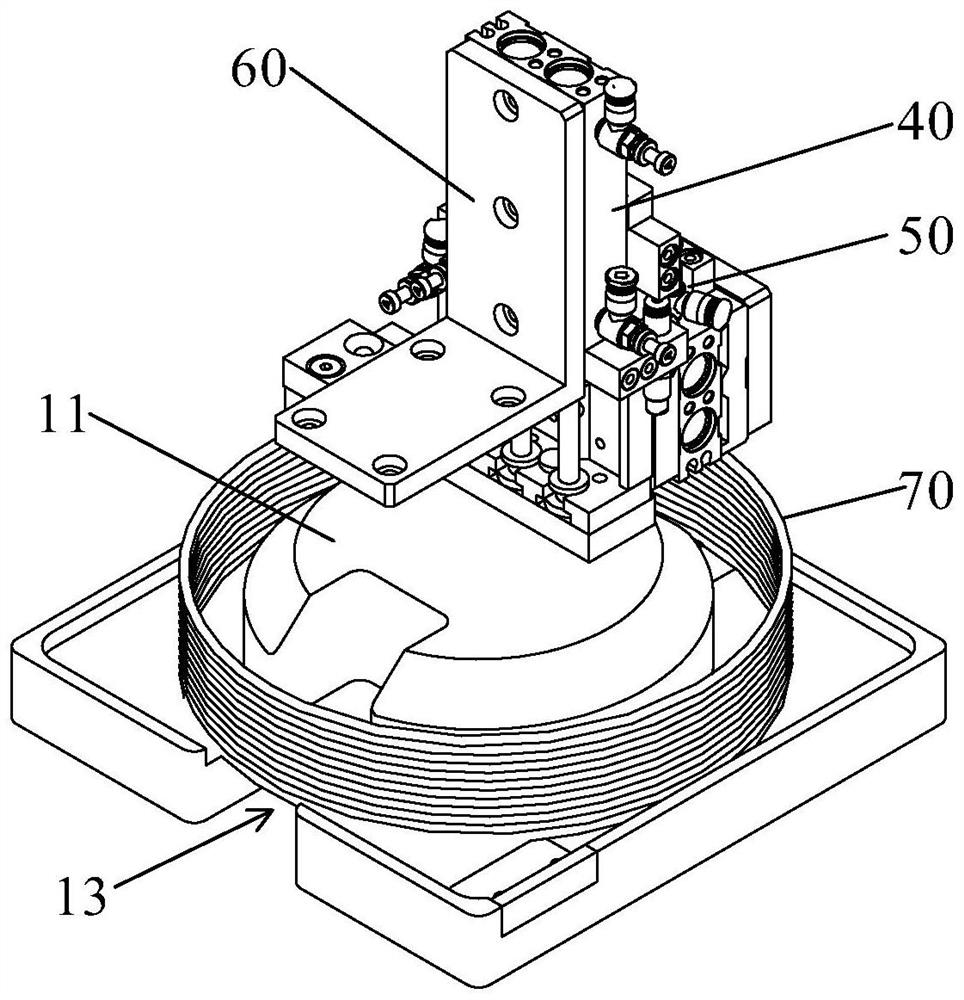 Secondary docking device and method applied to detonating tube and rubber plug