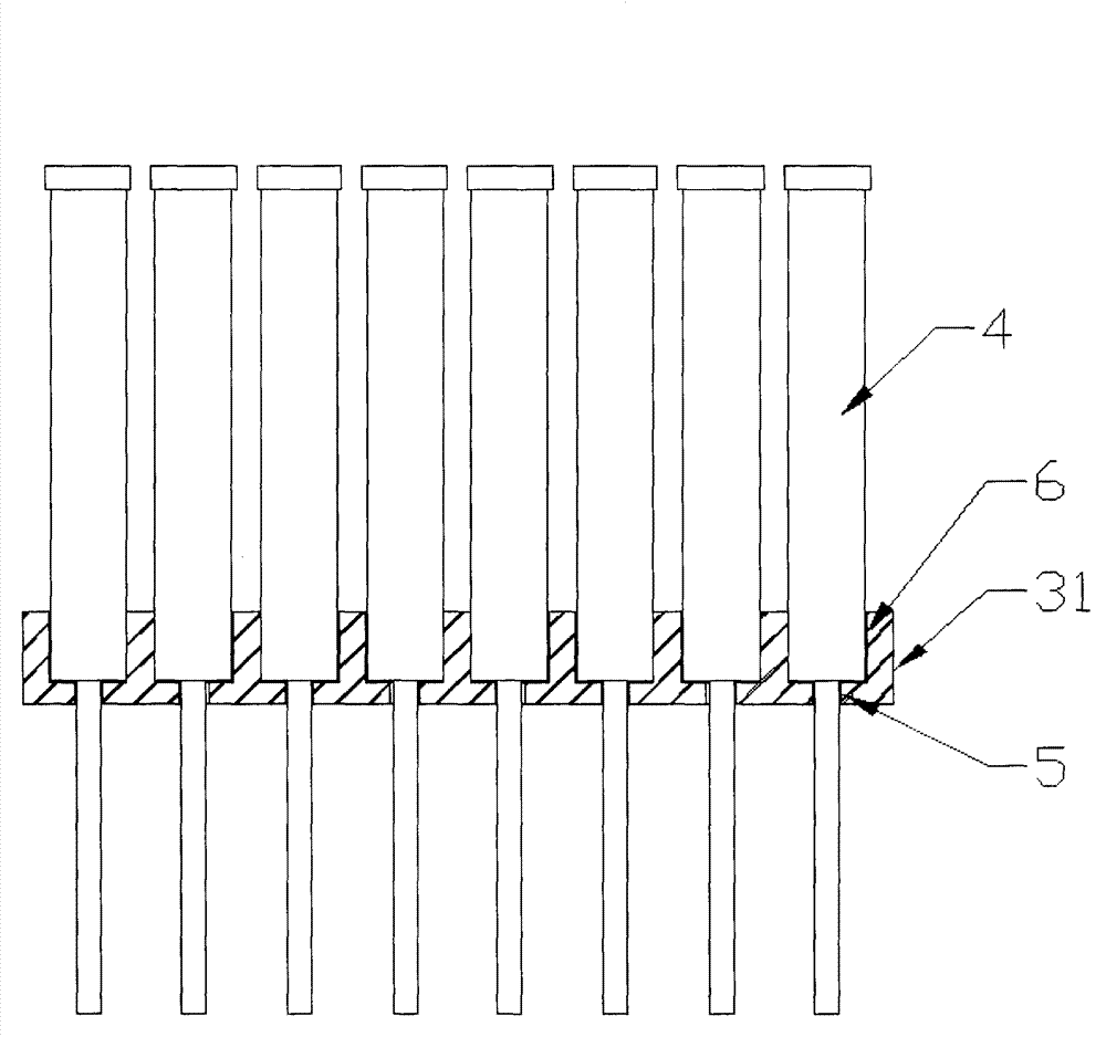 Peripheral barrier-free clamp for palletizing robot