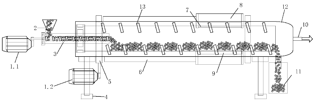 Waste tire cracking device and method based on combination of dividing wall heat exchange and microwave heating