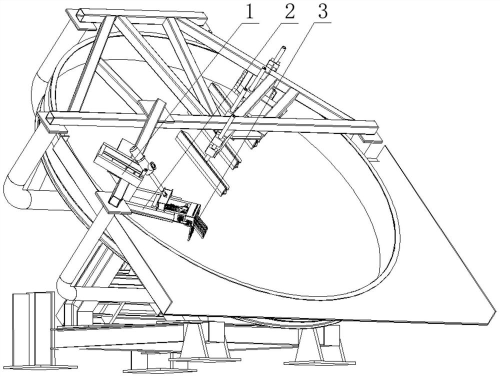 Disc pelletizer and method for crushing large pellets in disc pelletizer