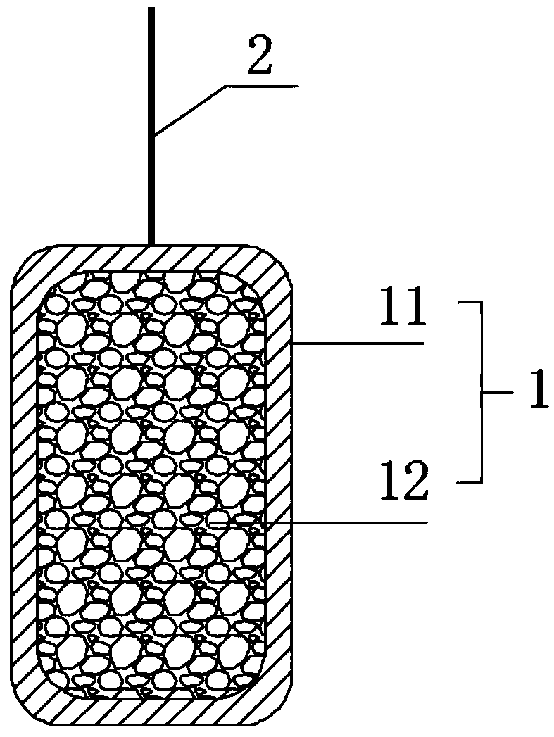 Device for improving blast vibration attenuating effect of water filling shock absorbing holes and construction method