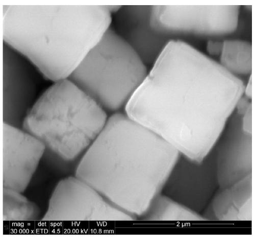 Low-water low-defect ferrocyanide manganese potassium Prussian blue cubic crystal and preparation method thereof