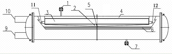 Condenser internally provided with oil separator