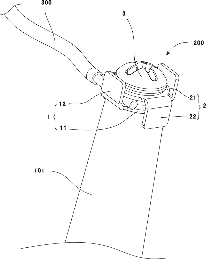 A lamp and its grounding device