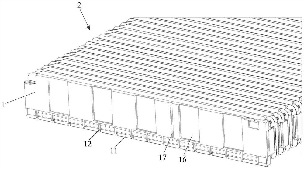 End insulating plate, battery device and assembling method of battery device