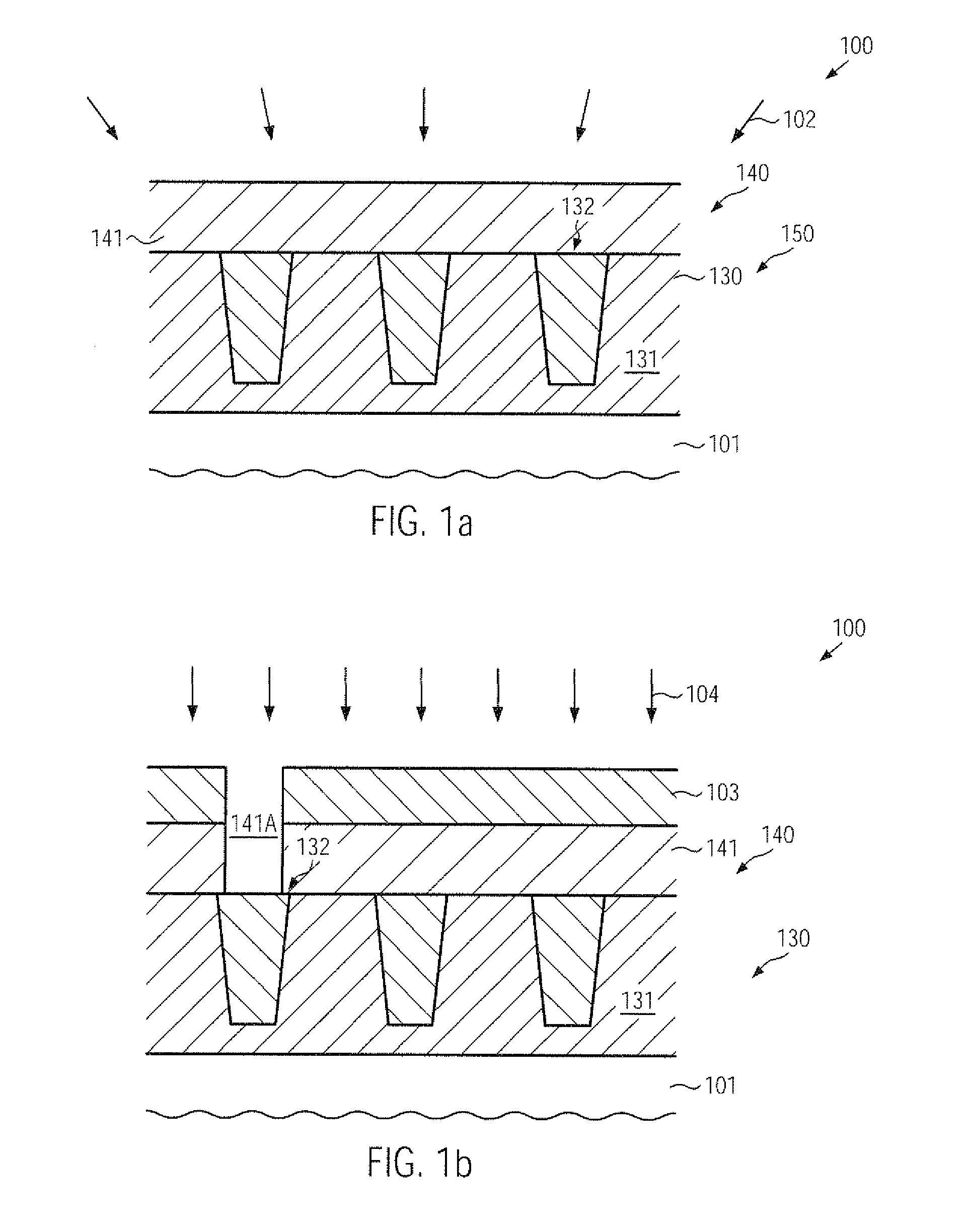 Microstructure device including a metallization structure with self-aligned air gaps formed based on a sacrificial material