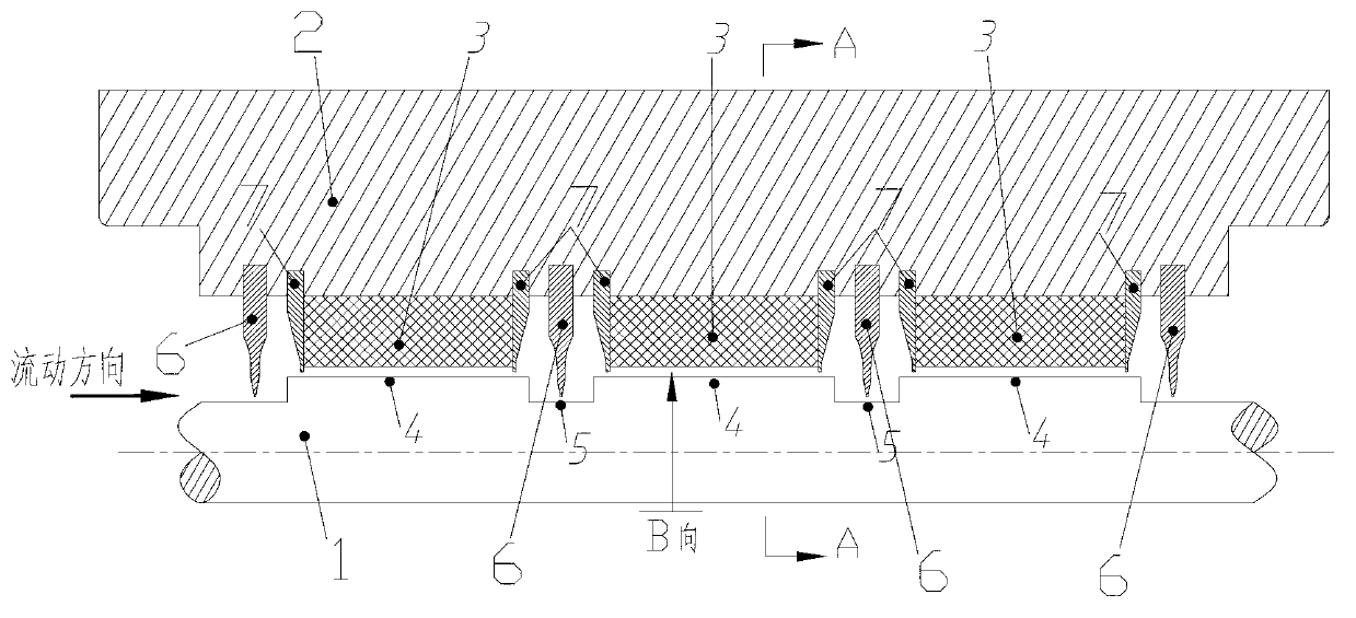 Labyrinth damping sealing device with low leakage and high damping performance