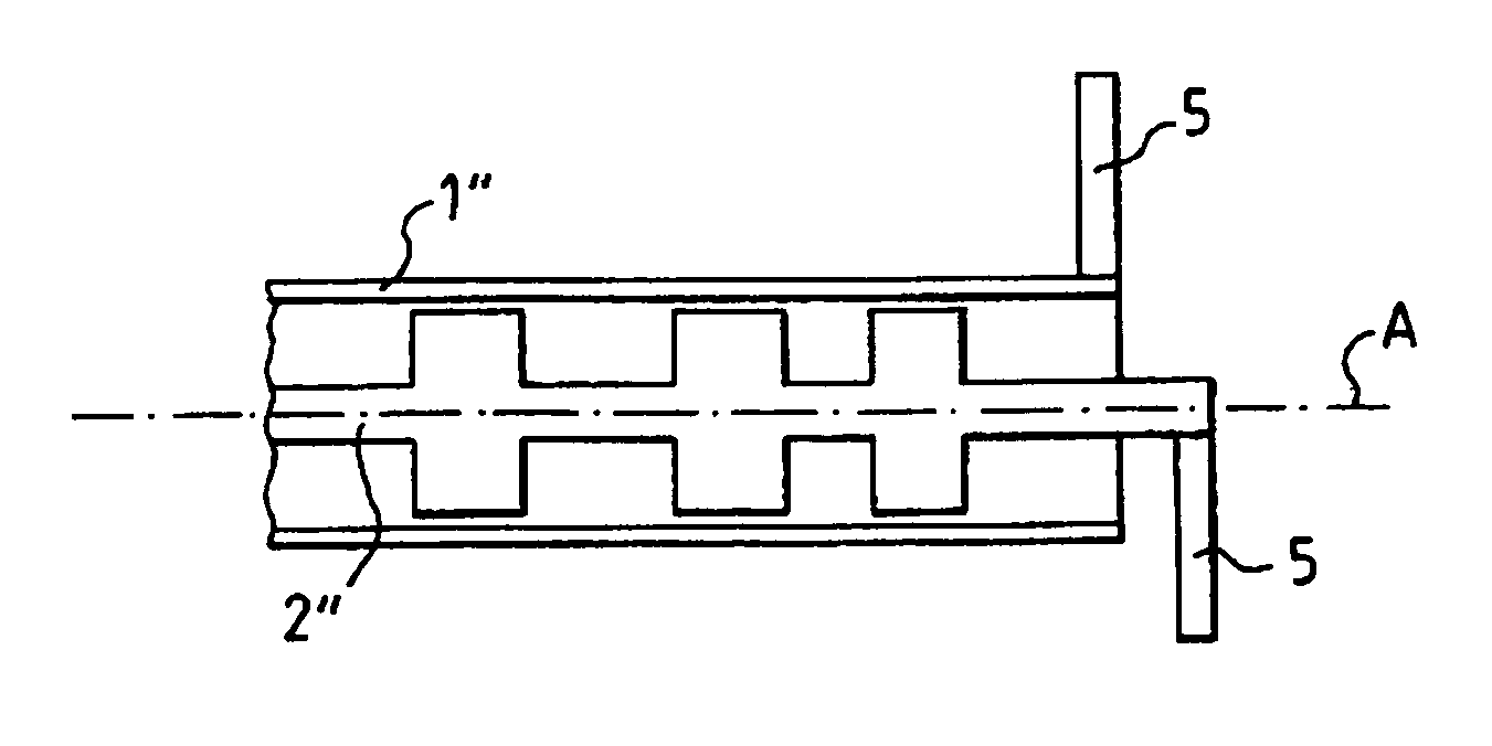 Microwave filter comprising a coaxial structure with a metallized foam having a periodic profile