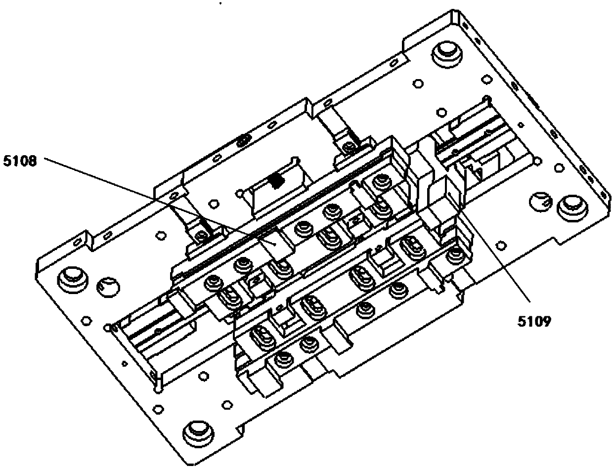 Transplanting and reclaiming device capable of internally supporting and externally clamping materials