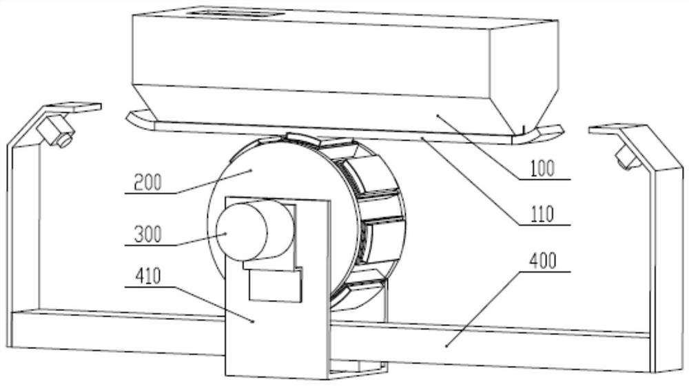 Cleaning device for sand scraping plate of sand paver