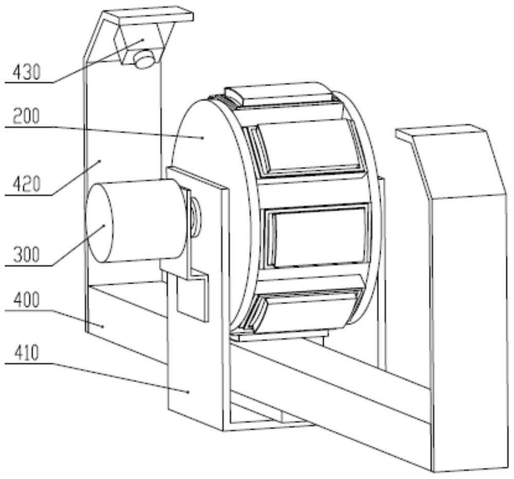 Cleaning device for sand scraping plate of sand paver