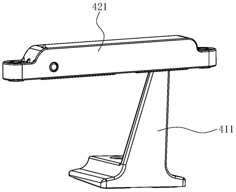 Installing device for smoke guiding plate and range hood using the installing device