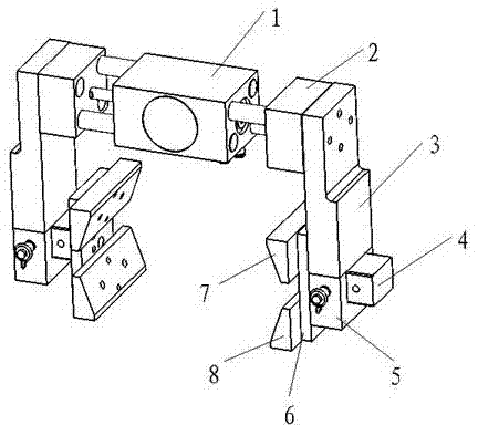 Gripping structure of roll-coating device