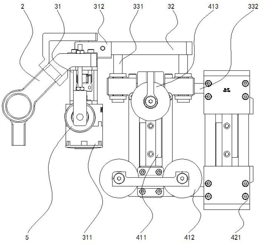 Self-adaptive angle adjusting coating device for cable coating and use method of self-adaptive angle adjusting coating device