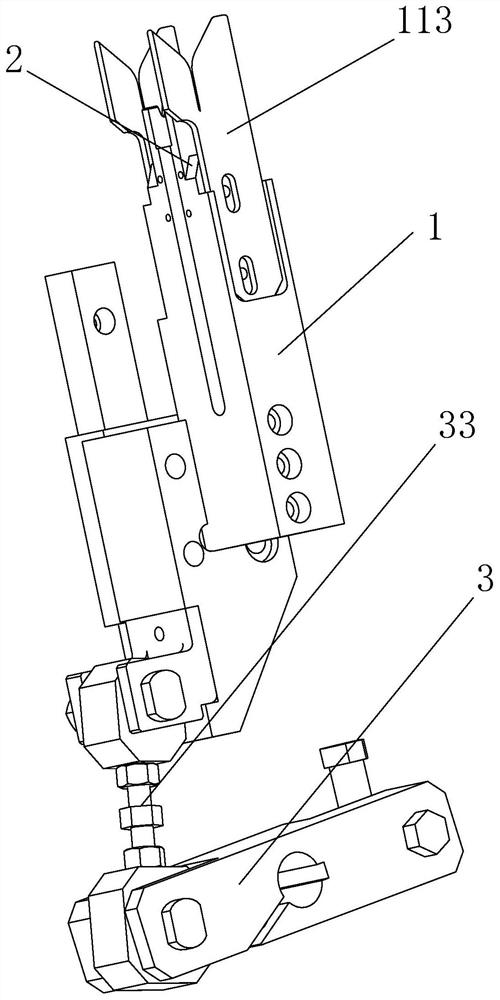 Forming device and packaging machine comprising forming device