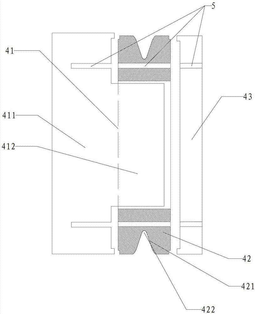 Net hauler provided with rubber ring traction wheel