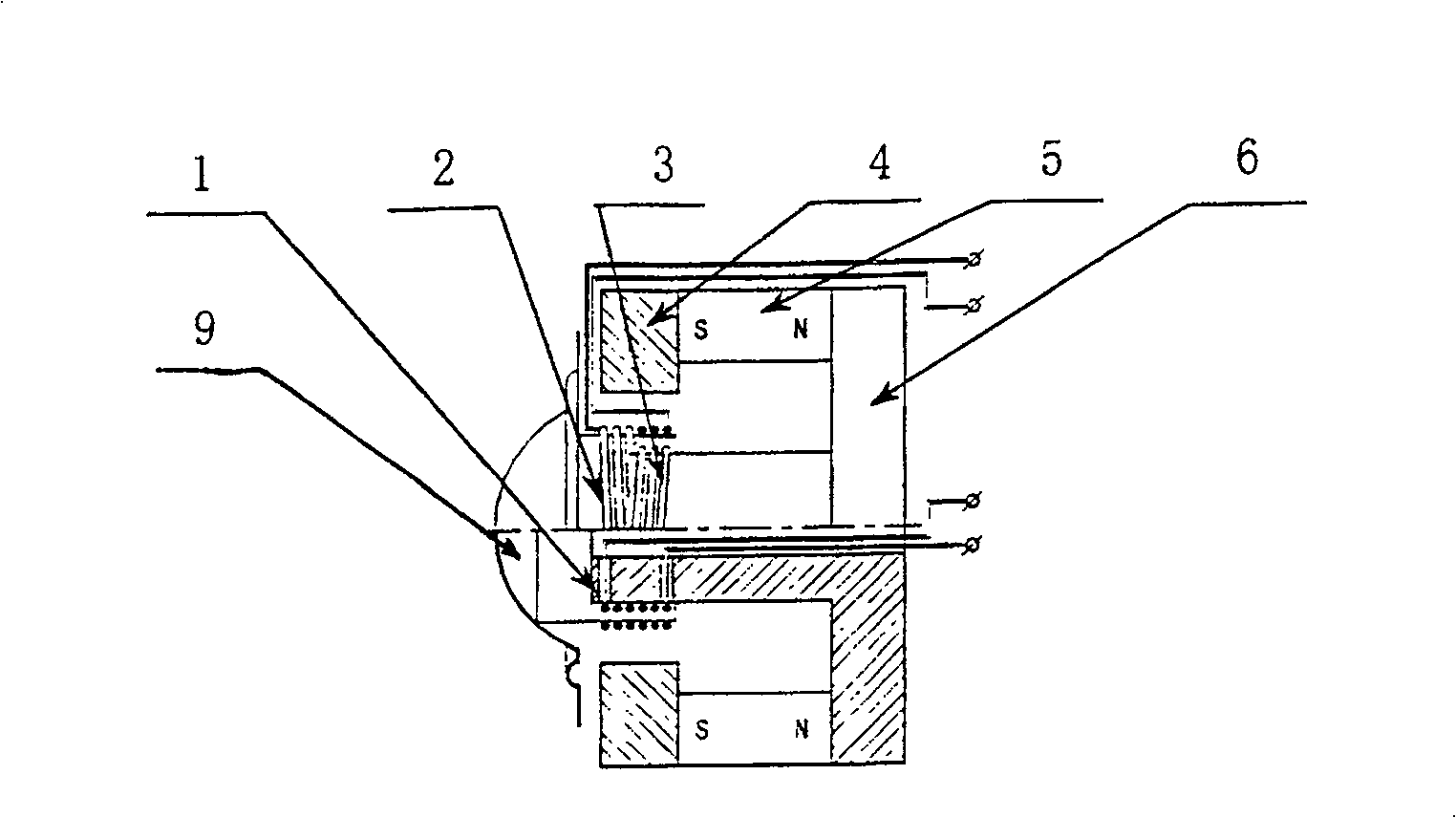 A low-inductance electromagnetic driver for non-exciting magnetic circuit