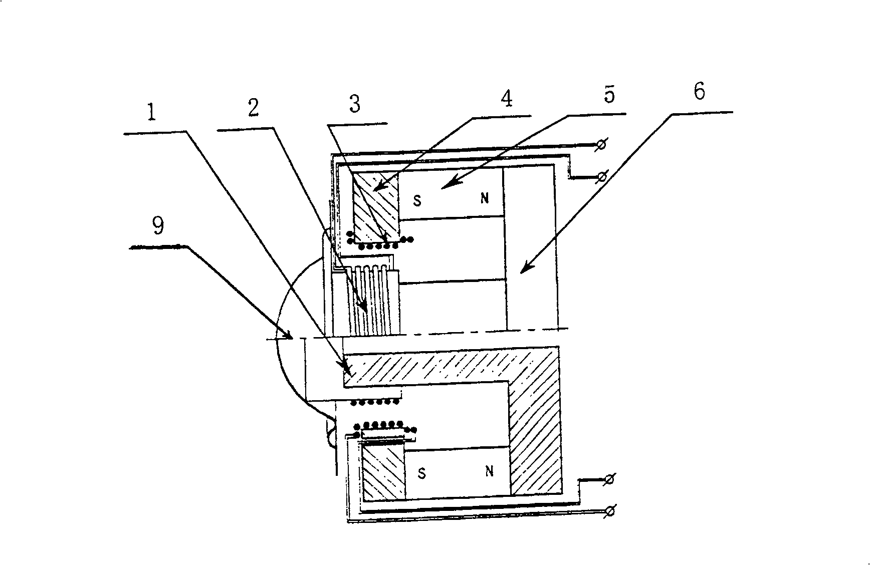 A low-inductance electromagnetic driver for non-exciting magnetic circuit