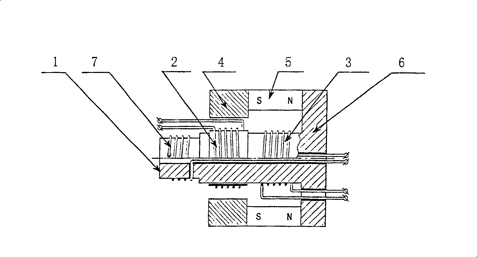 A low-inductance electromagnetic driver for non-exciting magnetic circuit