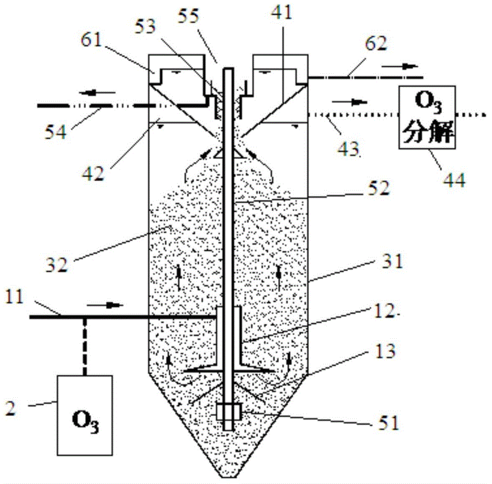 Ozone heterogeneous catalytic oxidation moving bed reactor and refractory wastewater treating method therefor