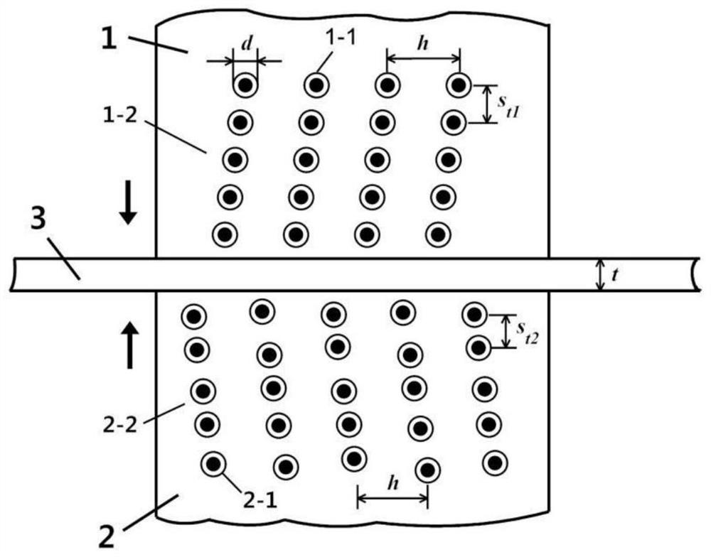 Perforated current collector foil preparation method and device based on staggered texturing rolling