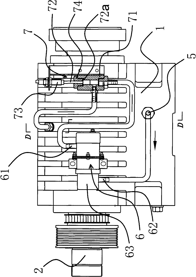 Lubricating device of head stock in universal machine tool