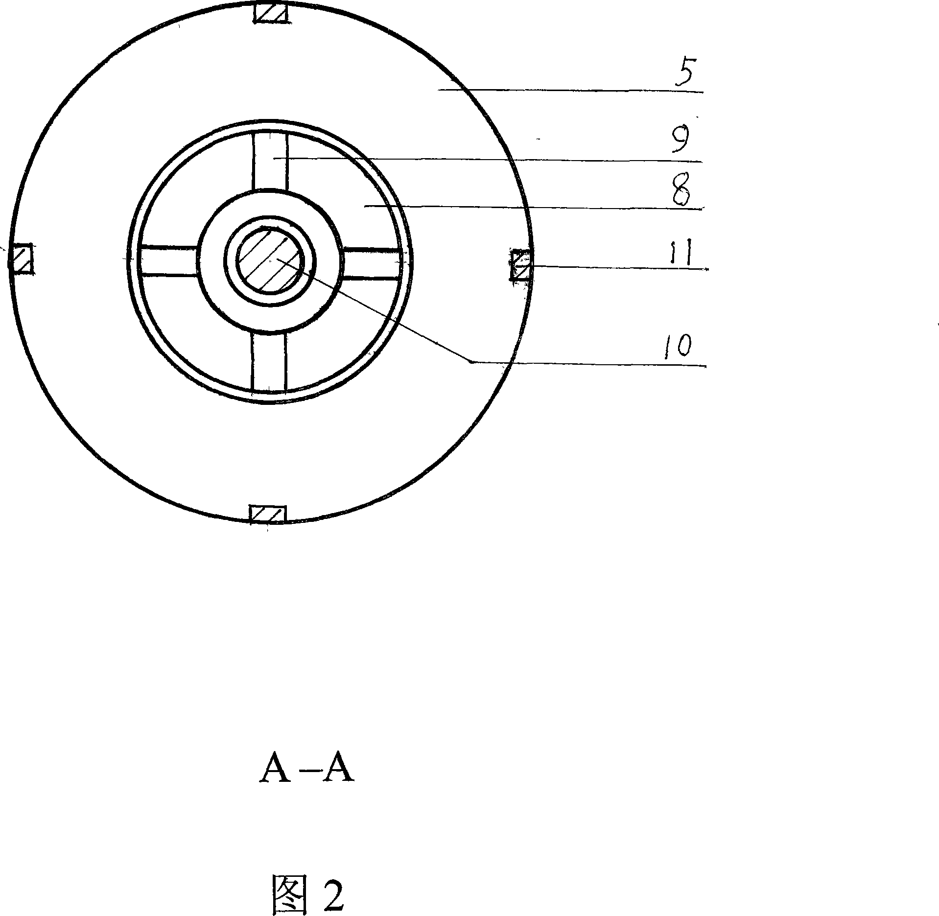 To-and-fro water pump type voltage transformation tidal power generating device