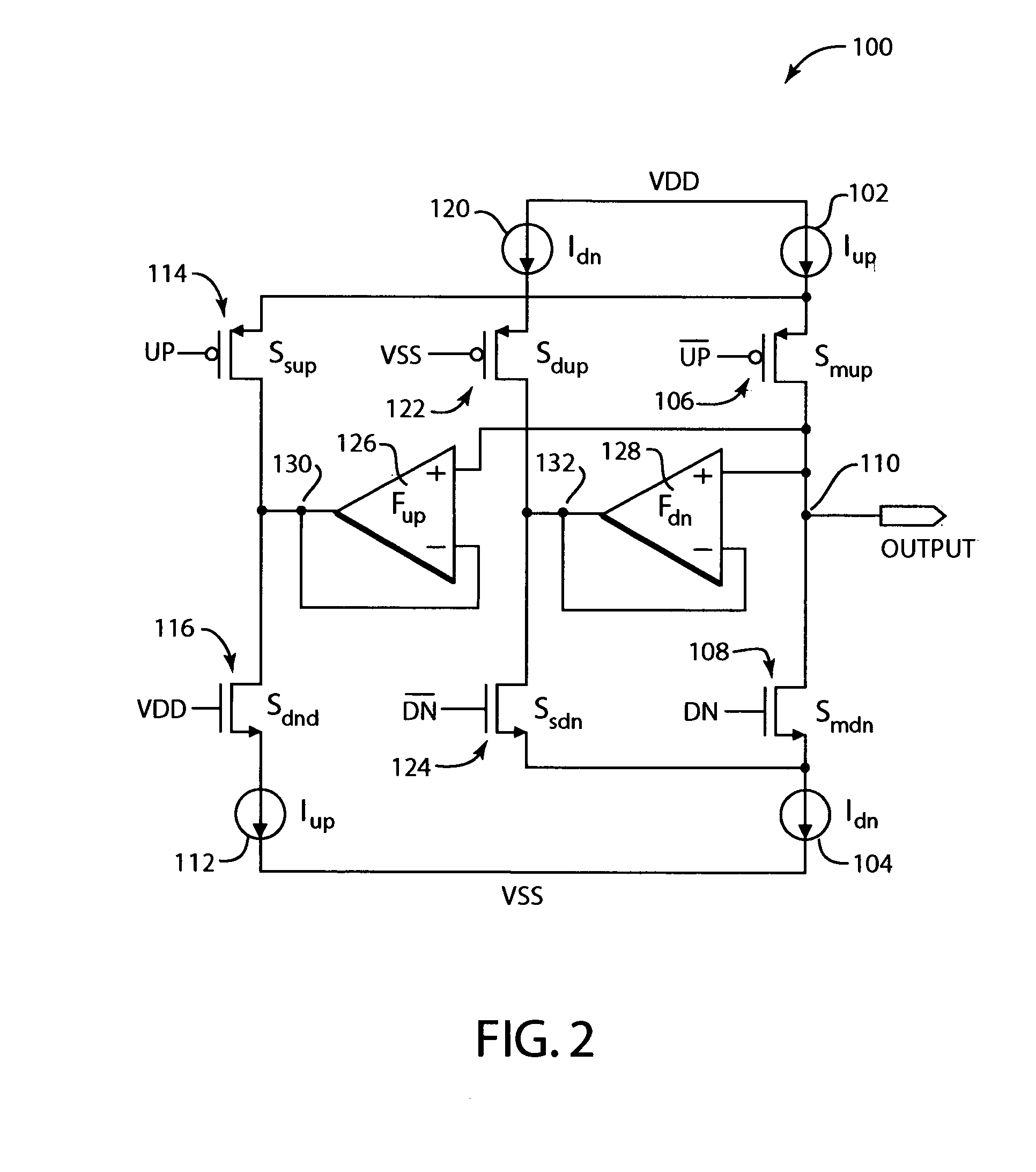 Current steering charge pump having three parallel current paths preventing the current sources and sinks to turn off and on