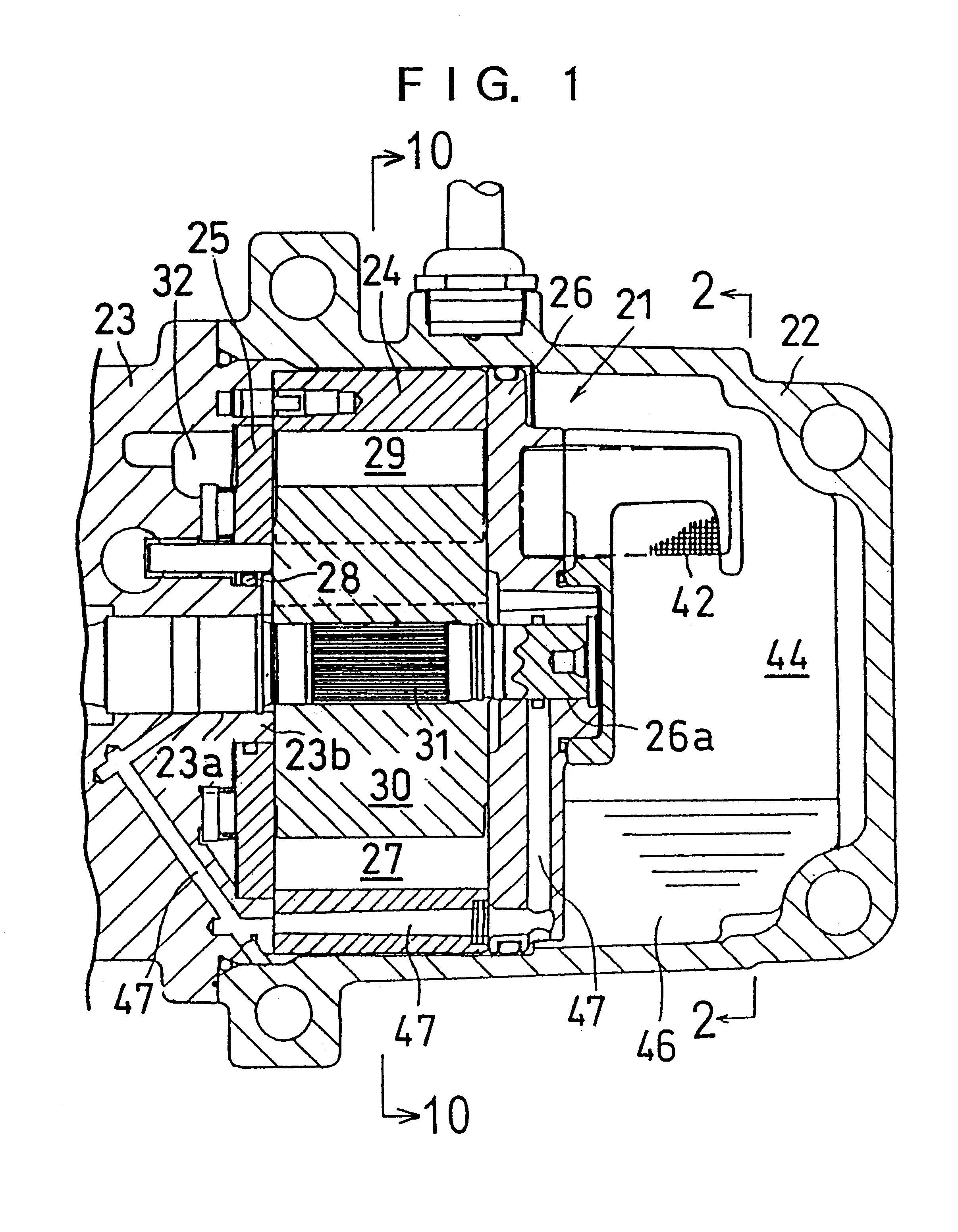 Vane gas compressor having two discharge passages with the same length